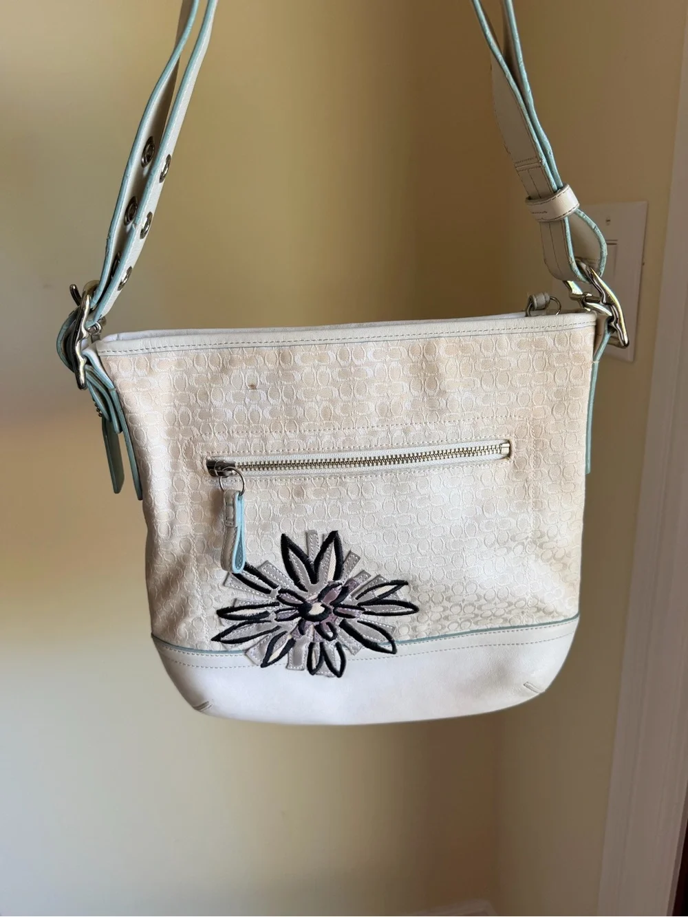RARE vintage Coach White Floral Bee appliqués Duffle Shoulder/Crossbody bag
